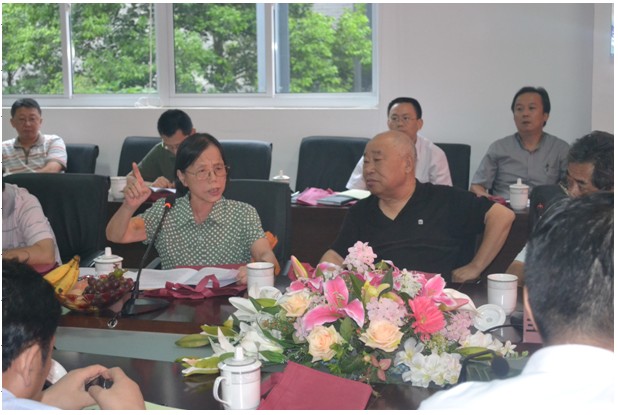 圖為協(xié)會副理事長，原安徽大學副校長陳慧霞女士在會上發(fā)言